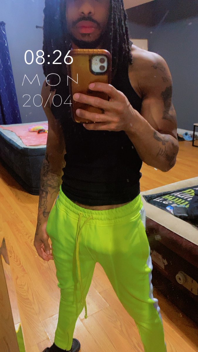 8700Curry's tweet photo. I got a 9 in 🍆curve on the other side of these light green joggers https://t.co/Sjvg5eTsRN