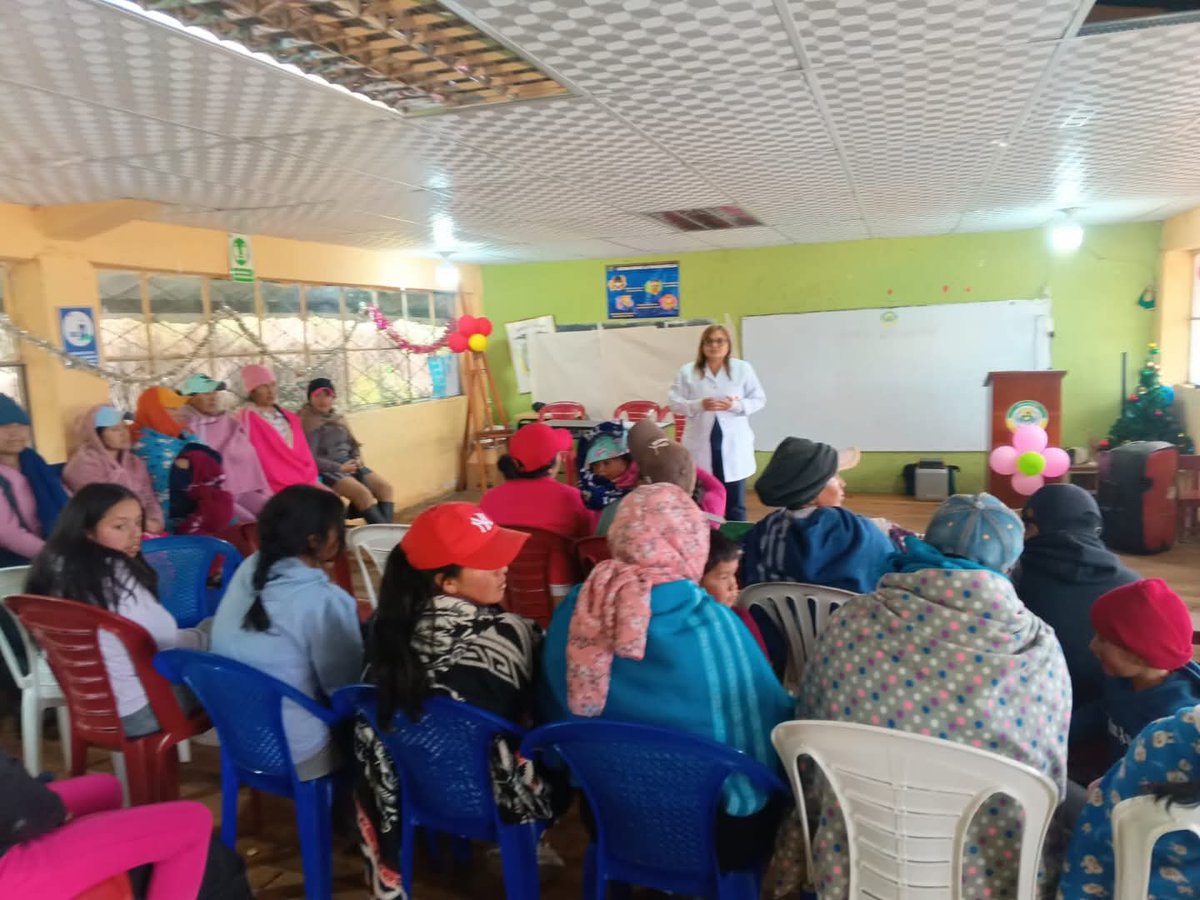 DPS_Chimborazo's tweet photo. #Guano | El equipo 👩‍⚕️👨‍⚕️del Centro de Salud Chocavi llegó hasta la comunidad de Cochapamba para compartir una jornada transformadora con los padres de familia de la Escuela 🏫 Macas.

#ElNuevoEcuador https://t.co/koAMpOh2wh
