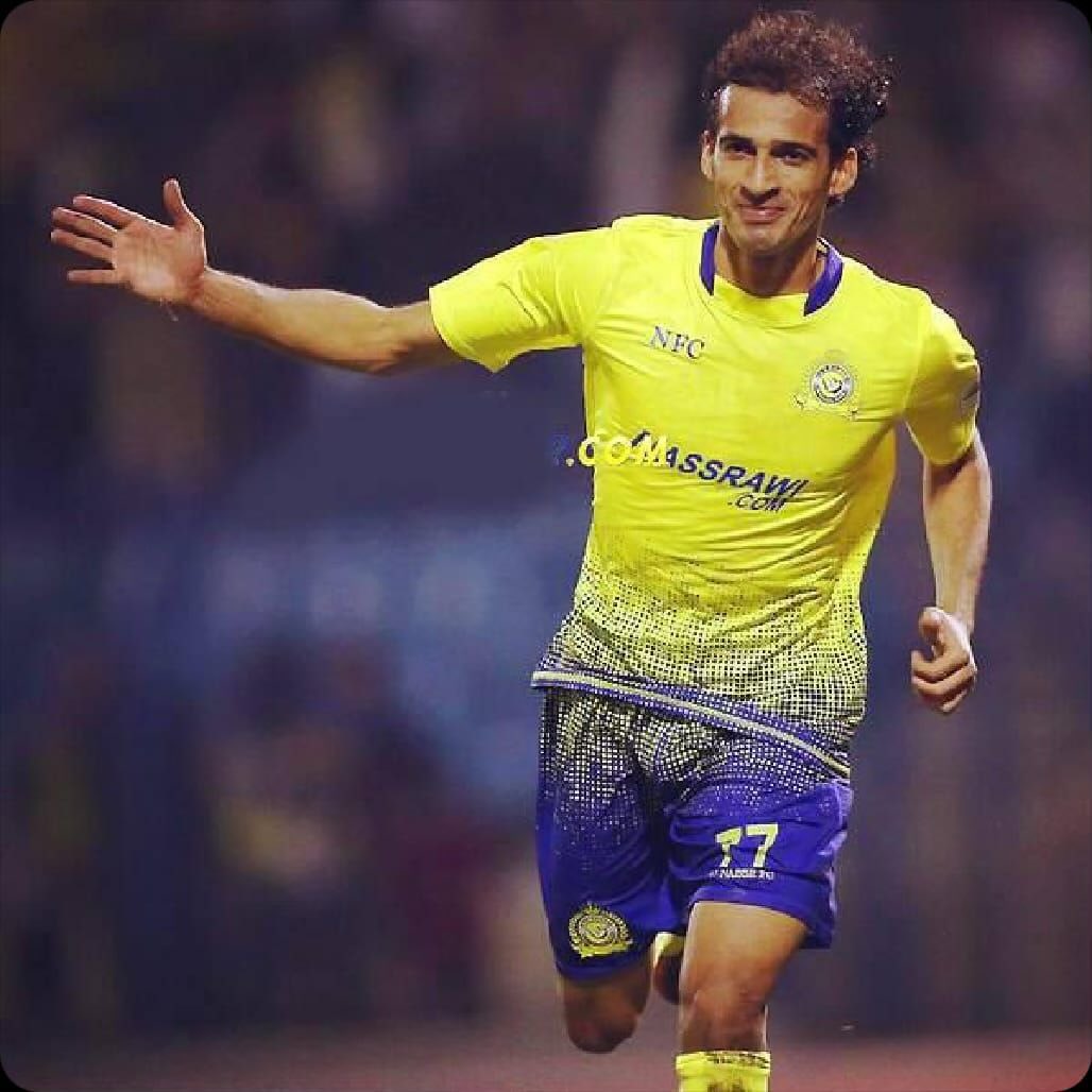 Alslmany_Arif's tweet photo. «مجلس جماهير النصر في عمان يشعل المدرج» 
▫️ 100 مركبة تزحف إلى دبي خلف العالمي

سلطنة عمان - خاص

اعلن مجلس جماهير نادي النصر في سلطنة عمان، عبر مساحة الساعة 25 على منصة اكس، دعمه لرابطة جماهير النصر في مواجهة الفريق امام الاهلي القطري، والمقررة على ملعب زعبيل بدبي ضمن منافسات نصف النهائي .

واكد عضو المجلس انطلاق 100 مركبة من سلطنة عمان باتجاه دبي لحضور المباراة، في مشهد يعكس حضورا جماهيريا منظما في المواعيد الكبرى .

واوضح وجود تنسيق بين روابط جماهير النصر في السعودية والامارات، بهدف توحيد الجهود داخل المدرج وصناعة تأثير جماهيري داعم للفريق في هذه المرحلة الحاسمة .

ويمتد تاريخ مجلس جماهير النصر في سلطنة عمان لسنوات، حيث تم تنظيمه بشكل اوسع في عام 2009 مع بداية انتشار منصات التواصل، من خلال انشاء مجموعة تجمع الجماهير، وكان له دور بارز في مساندة الفريق داخل سلطنة عمان، وظهر نشاطه بشكل لافت خلال مواجهات النصر امام الفرق الايرانية .

كما كشف عضو مجلس الجماهير عن تنظيم مسابقة مستمرة طوال مباريات النصر خلال الموسم، تعتمد على توقع النتائج، حيث يتم احتساب نقاط للفوز والخسارة وعدد الاهداف في كل مباراة، وتجمع حتى نهاية الدوري، ليتم اعلان الفائز بالمسابقة .

وفي سياق متصل، شهدت منصة حجز التذاكر اقبالا كبيرا، حيث اعلن عن نفاد تذاكر المباراة بالكامل قبل موعدها، ما يعكس حجم الحضور الجماهيري المتوقع للمواجهة . 

#النصر_الاهلي_القطري 
#النصر_الاهلي