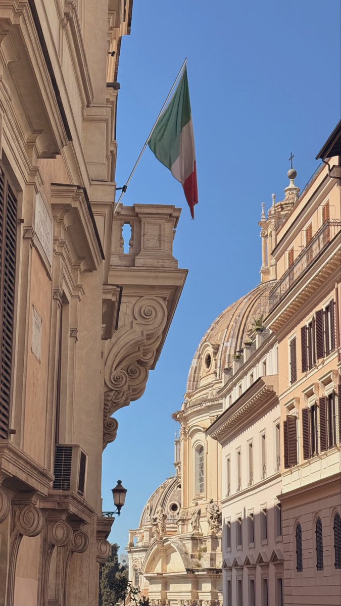 Que hoy cumple 2778 años este magnífico desborde de excesos.