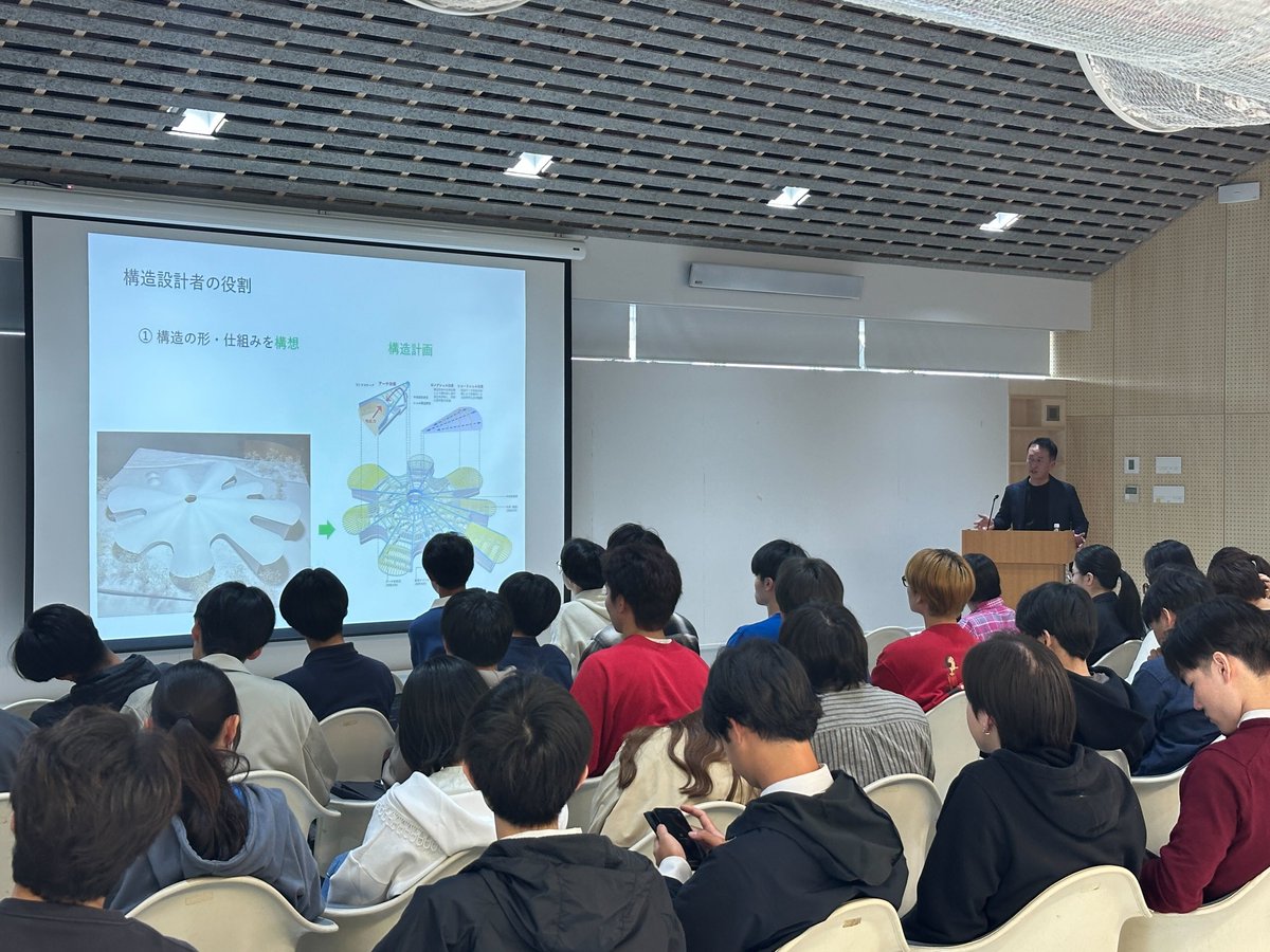 knsty401's tweet photo. 3年目の母校・東京科学大学での非常勤。
今年も学部3年生に建築構造全般に対するレクチャー1時間。
このレクチャーで構造の基礎について触れてもらったのちに、それぞれのスタジオに分かれて設計課題に取り組んでもらいます。

私の担当は後期の第3クオーターでの大空間をテーマにした設計課題ですが、3年生の第1クオーター開始時に構造への意識を持ってもらうショートレクチャーを行うことも前任であり師でもある金箱温春先生から引き継ぎました。

構造力学自体は建築学科のあるほとんどの大学で授業がありますが、構造設計への意識が高かったり、実際にその職に就く学生を多く排出しているのは実務者が着任している大学に集中しています。私がそうであったように東科大からもその流れが途絶えないように、少しでもその熱を伝えたいところです。