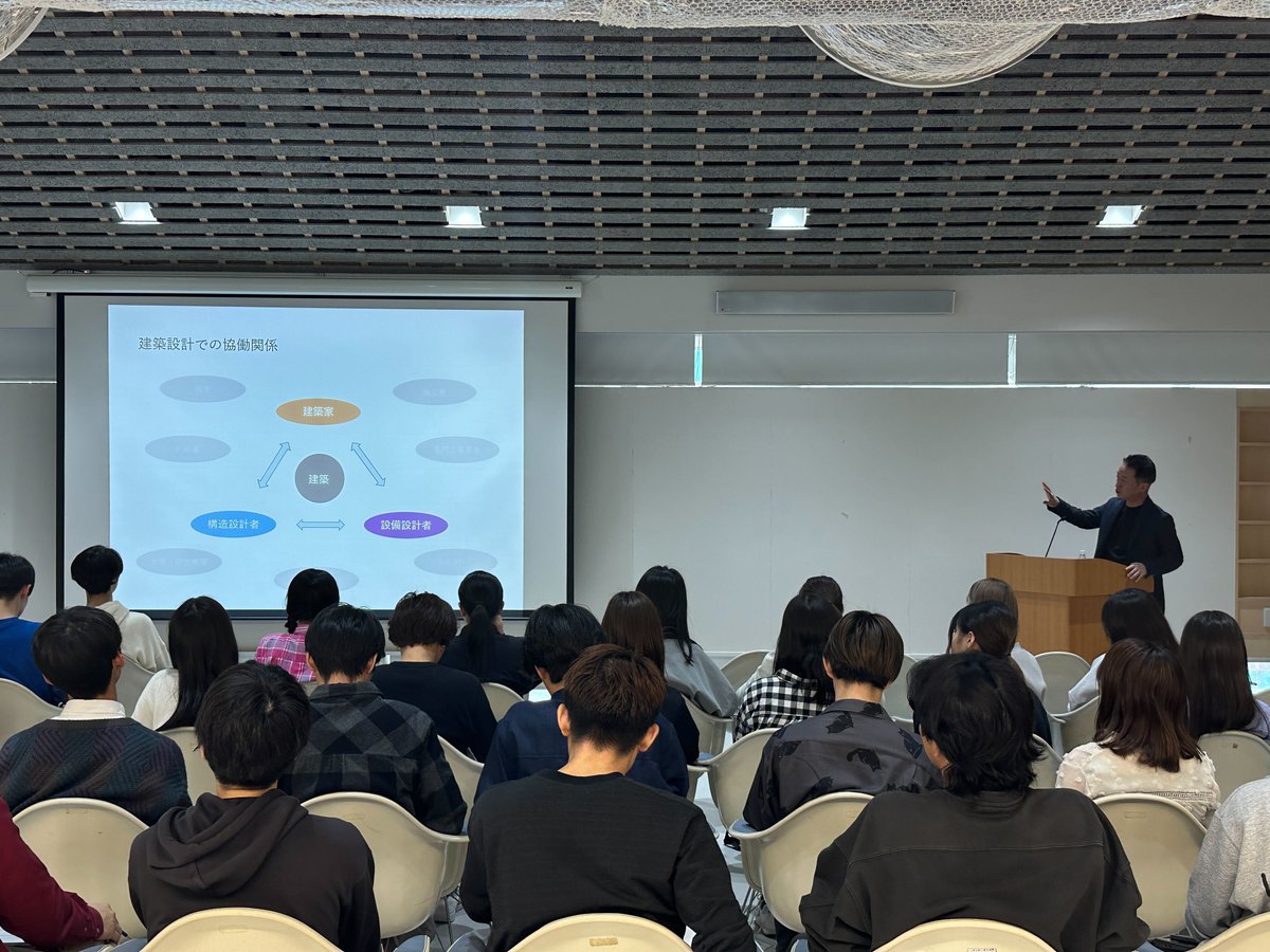 knsty401's tweet photo. 3年目の母校・東京科学大学での非常勤。
今年も学部3年生に建築構造全般に対するレクチャー1時間。
このレクチャーで構造の基礎について触れてもらったのちに、それぞれのスタジオに分かれて設計課題に取り組んでもらいます。

私の担当は後期の第3クオーターでの大空間をテーマにした設計課題ですが、3年生の第1クオーター開始時に構造への意識を持ってもらうショートレクチャーを行うことも前任であり師でもある金箱温春先生から引き継ぎました。

構造力学自体は建築学科のあるほとんどの大学で授業がありますが、構造設計への意識が高かったり、実際にその職に就く学生を多く排出しているのは実務者が着任している大学に集中しています。私がそうであったように東科大からもその流れが途絶えないように、少しでもその熱を伝えたいところです。