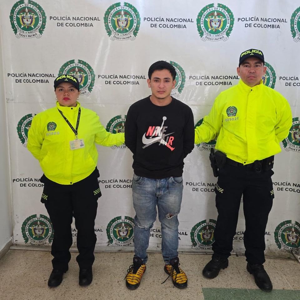 ¡¡CAPTURADO EL ASESINO DE KIRA!!
Véanle bien el rostro y que nunca se nos olvide porque a los maltratadores y asesinos de animales se le deben condenar penal y socialmente, estaremos atentos a las audiencias ante el juez para que no se le rebaje nada y pague todo el daño causado!