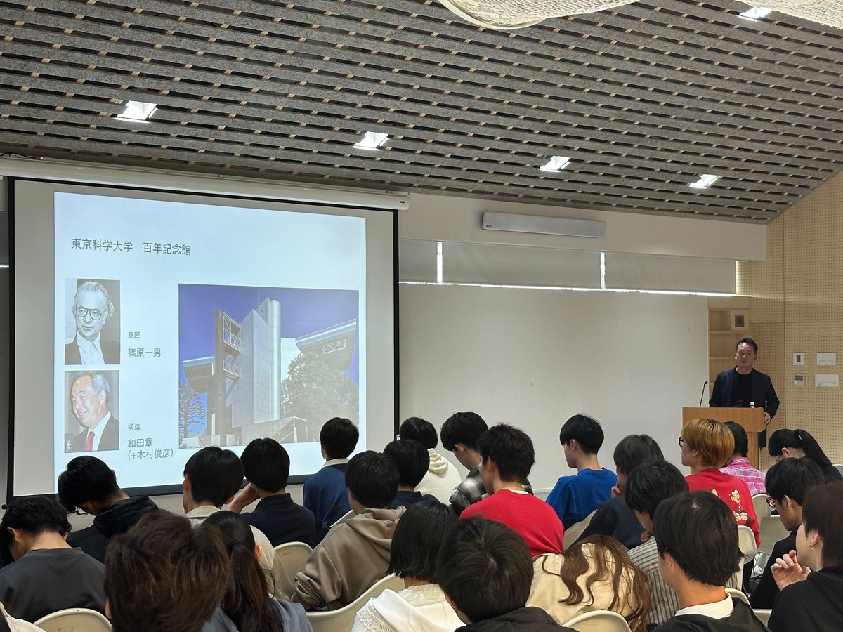 knsty401's tweet photo. 3年目の母校・東京科学大学での非常勤。
今年も学部3年生に建築構造全般に対するレクチャー1時間。
このレクチャーで構造の基礎について触れてもらったのちに、それぞれのスタジオに分かれて設計課題に取り組んでもらいます。

私の担当は後期の第3クオーターでの大空間をテーマにした設計課題ですが、3年生の第1クオーター開始時に構造への意識を持ってもらうショートレクチャーを行うことも前任であり師でもある金箱温春先生から引き継ぎました。

構造力学自体は建築学科のあるほとんどの大学で授業がありますが、構造設計への意識が高かったり、実際にその職に就く学生を多く排出しているのは実務者が着任している大学に集中しています。私がそうであったように東科大からもその流れが途絶えないように、少しでもその熱を伝えたいところです。