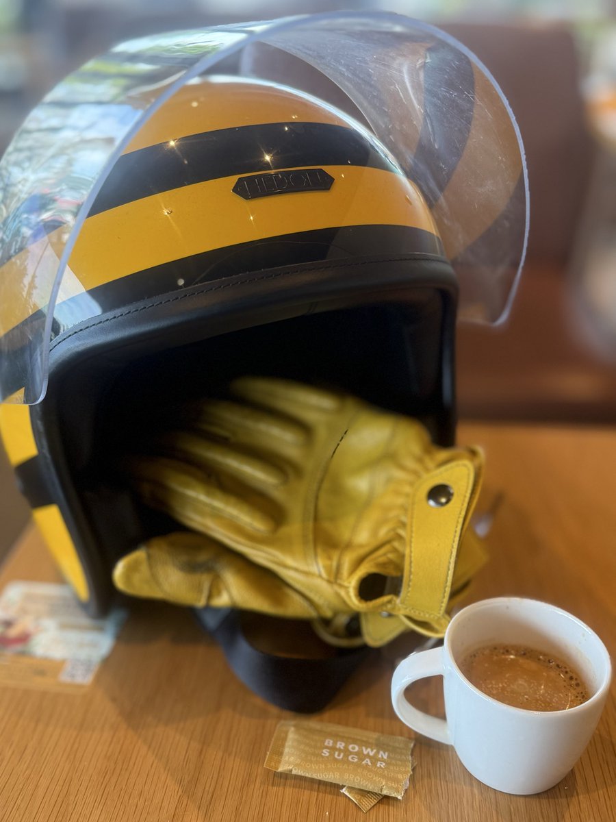 連チャンで寄ること、あまりしないのですが、、、。

今朝は冷えましたね〜。
冬用のグローブでも良かったかも。

ヘルメットはHEDON
色々な意味で、僕にピッタリです。

20代の頃良く聴いたBjörkの曲が流れてきたので、それ聴いてから出勤します。

#hedon #hedonist