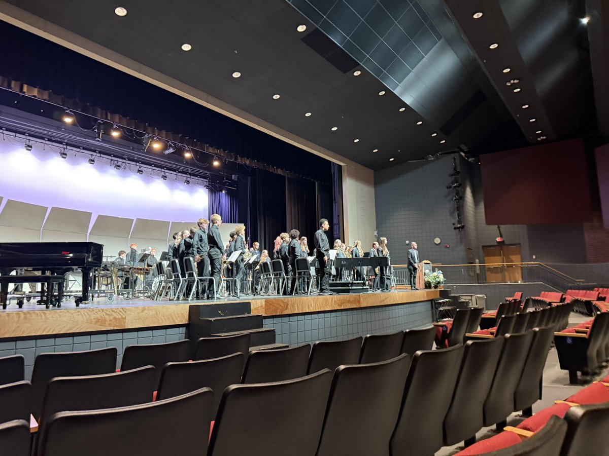 stsabercatbands's tweet photo. 8th Grade had a great day at the Max Green Band Festival today. Fantastic music was made and had the opportunity to hear our sister schools as well. Music is alive and well in the @olatheschoolsks !  #goband https://t.co/vbYkmx6oZj