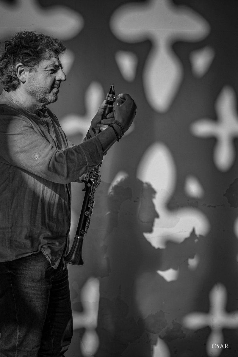 Quinteroclari's tweet image. 𝐄𝐥 ú𝐥𝐭𝐢𝐦𝐨 𝐚𝐣𝐮𝐬𝐭𝐞.

Esa atmósfera es un ecosistema único: el limbo entre la cotidianidad y la catarsis. No es solo silencio; es un silencio eléctrico, cargado de la expectativa de lo que está a punto de suceder 🎼 🎶

Bendita profesión tenemos. 
#Musician #Backstage