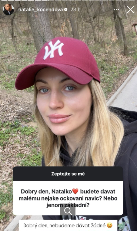 GeGvendy's tweet photo. Je dobře, že některé celebrity  už se nebojí mluvit a tom, že s očkováním váhají.  
Mluvte o tom také, pokud máte pochyby, ptejte se , dožadujte se odpovědí a pokud mát s očkováním nějakou nedobrou zkušenost - anebo někdo ve vašem okolí - vyprávějte o tom.  Oni chtějí to mlčení.  Zastrašují a vyhrožují, aby se lidi zalekli.  Nechají vás, pokud jste dost pevní a oni vidí, že vás nepřesvědčí, ale výměnou chtějí, abyste byli zticha. 

A s tím mlčením je třeba skoncovat. Je to patologické. Společnost je kvůli tomu nemocná. Takhle holka má kuráž. Smekám.  Měly by se přidat další celebrity a povzbudit maminy, které se bojí dát průchod svým pochybnostem a přestože nechtějí - nakonec se nechají zlomit. 

Je třeba se tomu postavit. Vakcinologická společnost dává životu nebezpečné rady. Jaké? Tak třeba doporučují očkovat více vakcínami najednou. To ale nikdy nebylo klinicky otestováno v randomizované  studii. Oni se spoléhají jen na to, že to bylo otestováno v praxi. Ano, některé děti i tohle vydrží. Ale ne všechny. Některé na to doplatí. Nedovolte to. Je to zbytečný risk. 

Anebo nedonošená miminka. Lékaři dřív brali v úvahu tzv. korigovaný věk - tedy věk od předpokládaného termínu porodu. Nikoliv věk od skutečného příchodu na svět.  Brala se v potaz nižší porodní váhu a nezralost imunitního systému. Očkování se někdy posouvalo o týdny až měsíce. 

A dneska? Vy to asi někteří vubec nevíte, ale oni očkují děti, které ještě ani neměly být na světě.  Těhotenství trvá 40 týdnů.  Pokud se dítě narodí extrémně předčasně, třeba v 23. týdnu, tak oni ho očkují normálně 8 týdnů po narození, jako donošené děti. Takže de facto v 31.týdnu od početí,  devět týdnů před tím, než mělo vubec přijít na svět.  Takové mimino váží tou dobou sotva kilo. A oni ho naočkují uplně stejnou hexavakcínou, jako očkují pětikilové dítě.  Tyhle nedonošené děti mívají často nedovyvinuté ledviny, ale hliník obsažený ve vakcíně musejí odbourat právě ledviny, ale když nefungují .... 

Nikdy se to takhle nedělalo. Dělají to tak, protože to takhle vymysleli v USA - konkrétně ta zrůda Offit.  I mnozí zdroavotníci vědí, že tohle je špatně. Některé matky mi říkají, že když nepolevily a trvaly si na svém, kolikrát k nim pak přišel na pokoj nějaký rozumný zdravotník  a pošeptal jim, že udělaly správně. 

Není to tak, že vakcíny jsou jednoznačně špatně, ale špatná je očkovací praxe, kterou nám tady vnucuje pod taktovkou farma lobby Vakcinologická společnost.  Současná očkovací praxe je pro děti nebezpečná a vystavuje je zbytečnému riziku. Nenechte se. Mluvte o tom, nebojte se jich. Očkovat je třeba s rozmyslem, jen děti zdravé a v dobré kondici, je duležité zachovávat rozestupy i si vybírat vakcíny. Dokonce i na pořadí záleží. Je třeba kompletně překopat očkovací kalendáře. 

Najětě si dobrého, citlivého, vnímavého a zkušeného pediatra. Je to důlěžité.  Pro vaše dítě, které vstupuje do života je to jedna z nejdůležitějších věcí. Nesvěřujte dítě kdekomu,  jen proto, že ordinuje za rohem. 

A vy, lékaři, ale i sestry, kteří víte, ozvěte se a přestaňte se schovávat za guideliny a pokyny shora. Je to vaše zodpovědnost a vaše svědomí. Jde to za vámi.