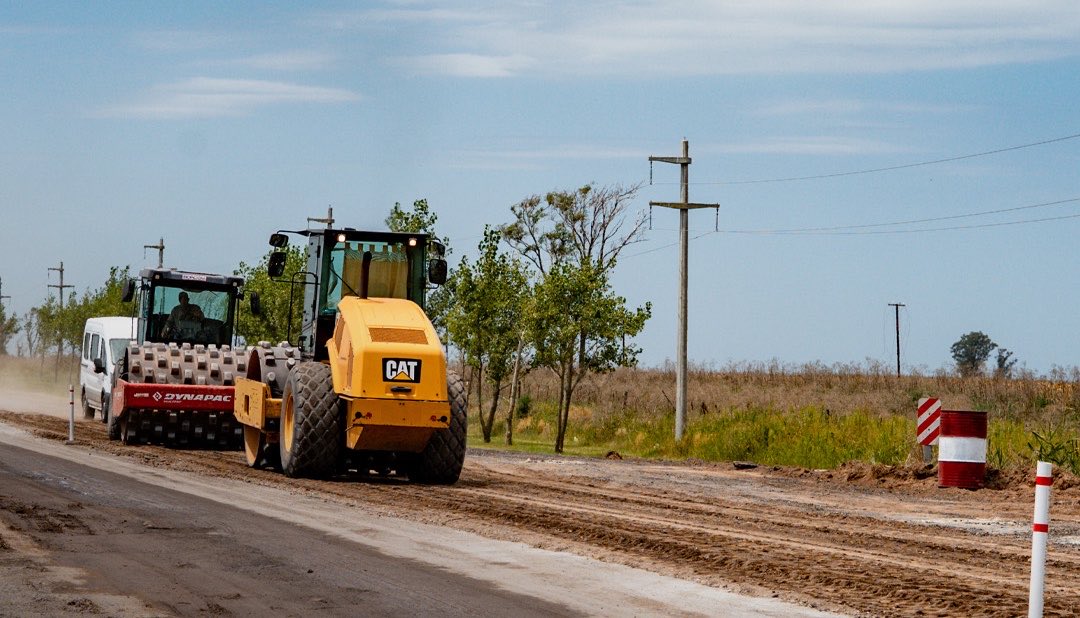 MartinLlaryora's tweet image. Las #obras en nuestras rutas son fundamentales: permiten mantener la #infraestructura vial en condiciones, optimizar los tiempos de traslado, mejorar la conectividad de las zonas productivas y, sobre todo, brindar mayor #SeguridadVial.

En ese marco, continuamos avanzando con la