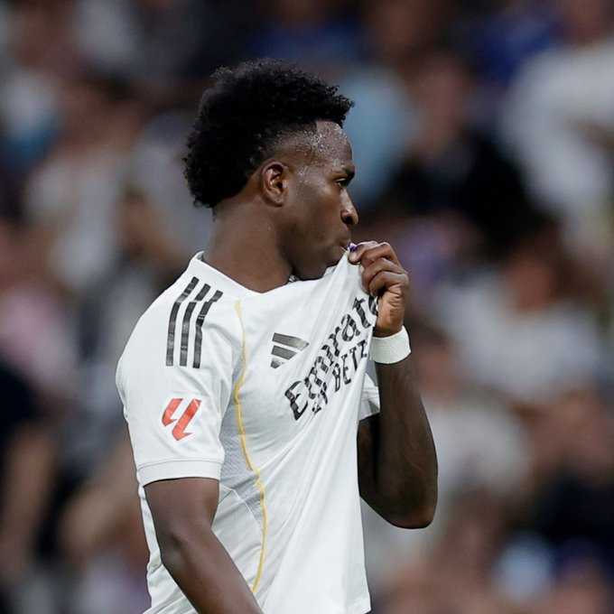 Le da dos Champions al Real Madrid marcando en ambas finales.

Se convierte en el mejor futbolista del mundo

La afición en lugar de apoyarle, se lanza contra él y le pita por cualquier cosa

Él responde así. Pidiendo perdón y besando el escudo.

Es un ser de luz. Dame a 10 Vini.