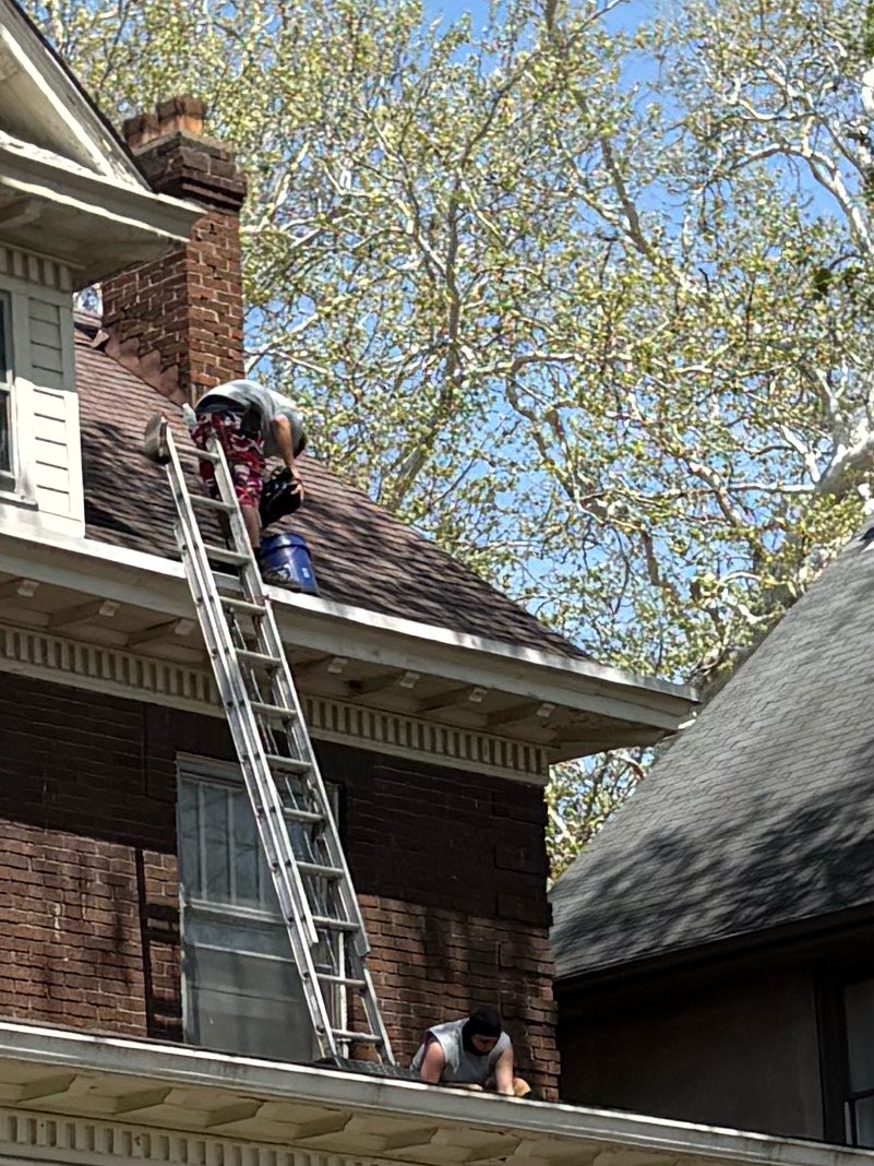 QpShkee's tweet image. @danthesportsdad let’s Mexican geeds work on his house #ice #GranHermanoGeneraciónDorada