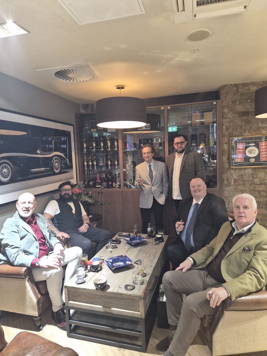 Cgarsltd's tweet photo. Irish Guards event at Late Hour Turmeaus - Liverpool.  Stalla Dhu and Cigar Malt paired with Puffin Shorty and Mitchellero Peru cigar sampling 😎🥃 https://t.co/oTMUEd1fFj