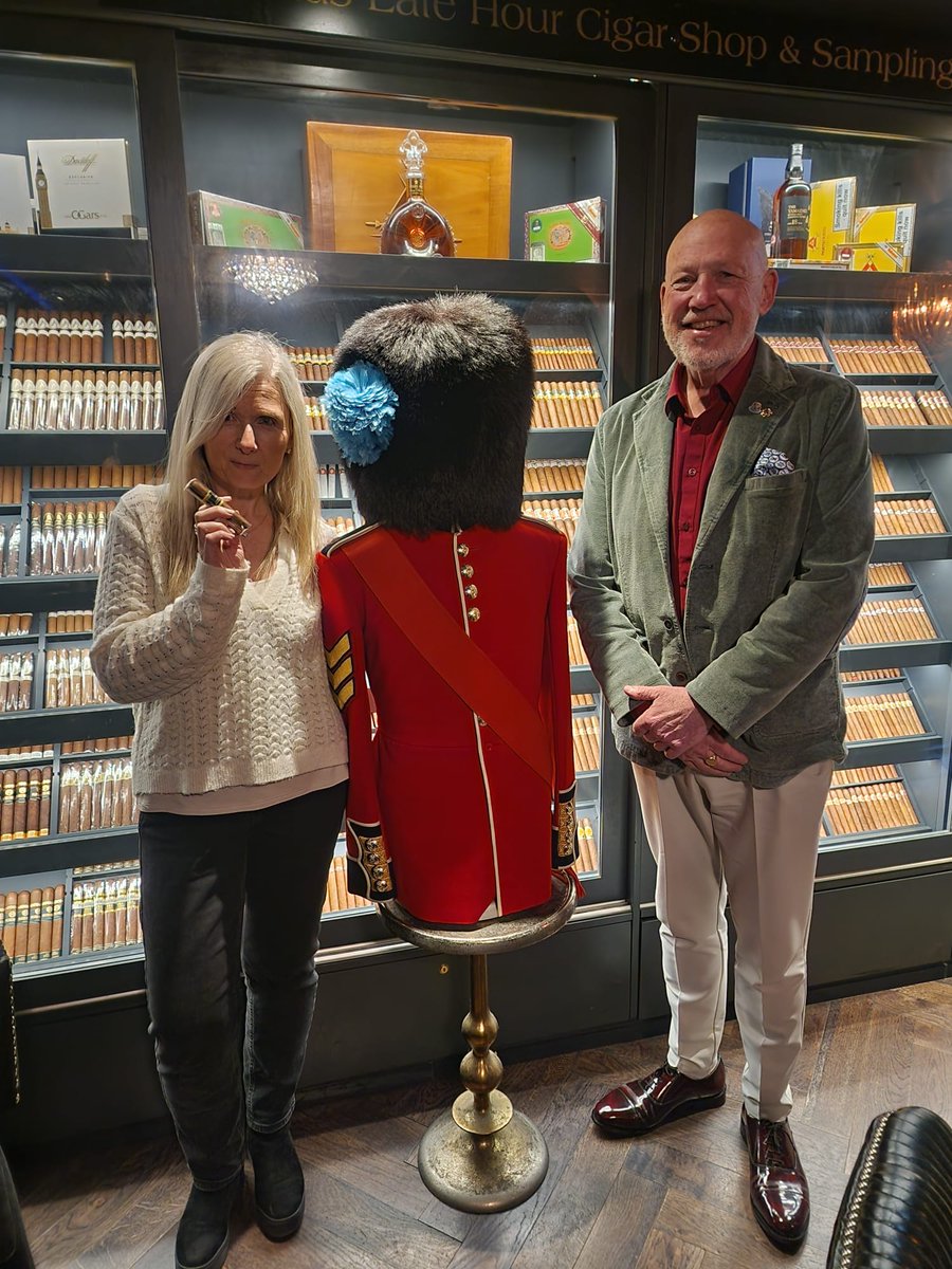 Cgarsltd's tweet photo. Irish Guards event at Late Hour Turmeaus - Liverpool.  Stalla Dhu and Cigar Malt paired with Puffin Shorty and Mitchellero Peru cigar sampling 😎🥃 https://t.co/oTMUEd1fFj