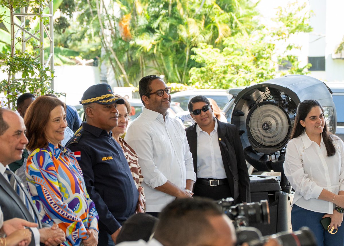 ConadisRD's tweet photo. Nuestro presidente honorífico, Benny Metz, acompañó a la alcaldesa del Distrito Nacional, Carolina Mejía, en la inauguración del primer parque sensorial dirigido a niños y niñas neurodivergentes en el Mirador Sur. 🌿 https://t.co/Re2ThtWtbk