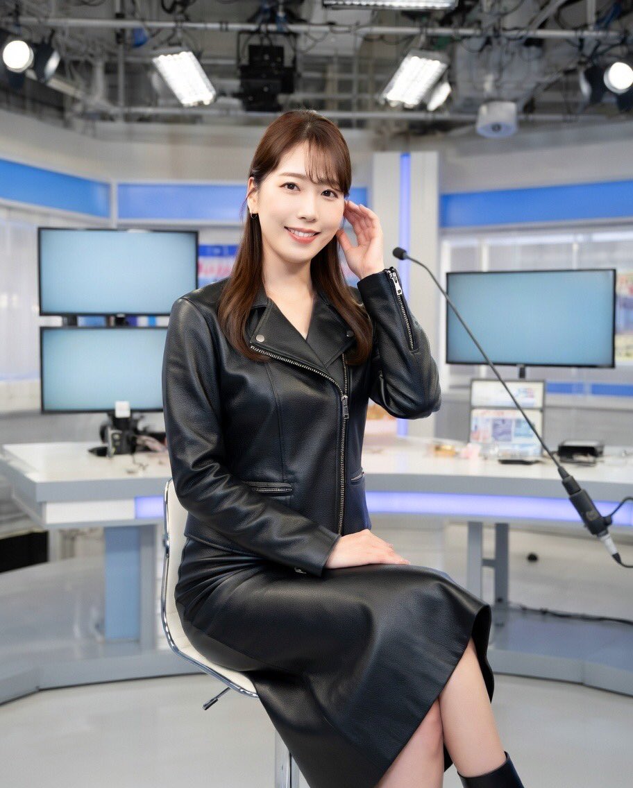 tekaohinanr7's tweet image. レザースカートの光沢とタイトなラインがヤバい…👀
ジャケットのジッパー位置まで完璧に計算されてる気がする
黒革に包まれた女子アナのこのポーズ、永久保存版です

#leather