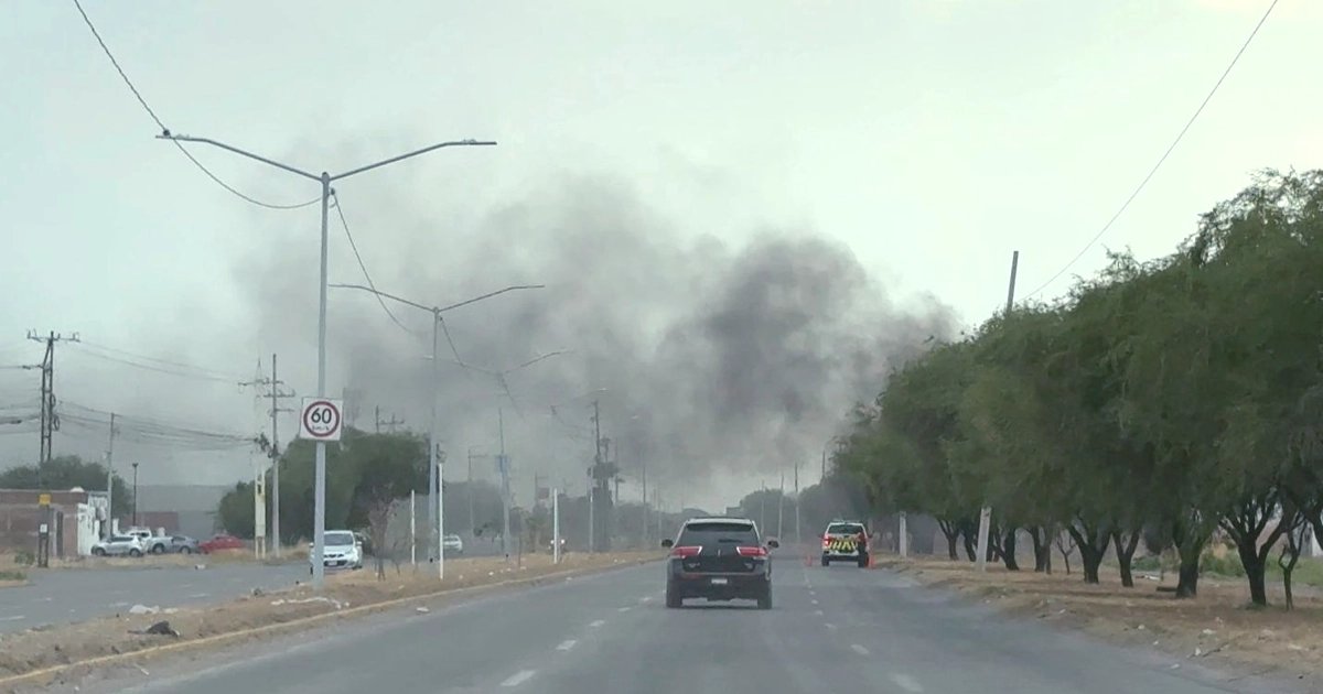 expresatvcelaya's tweet image. #Celaya l 🔥 Provocan incendios con llantas para obtener alambre

Más de 50 y posiblemente hasta 100 llantas fueron las que se quemaron la tarde del domingo en un predio del eje Juan Pablo II.

🔗👉 expresatv.com.mx/celaya/2026/pr…

#ExpresaTv #incendio #provocado #MedioAmbiente