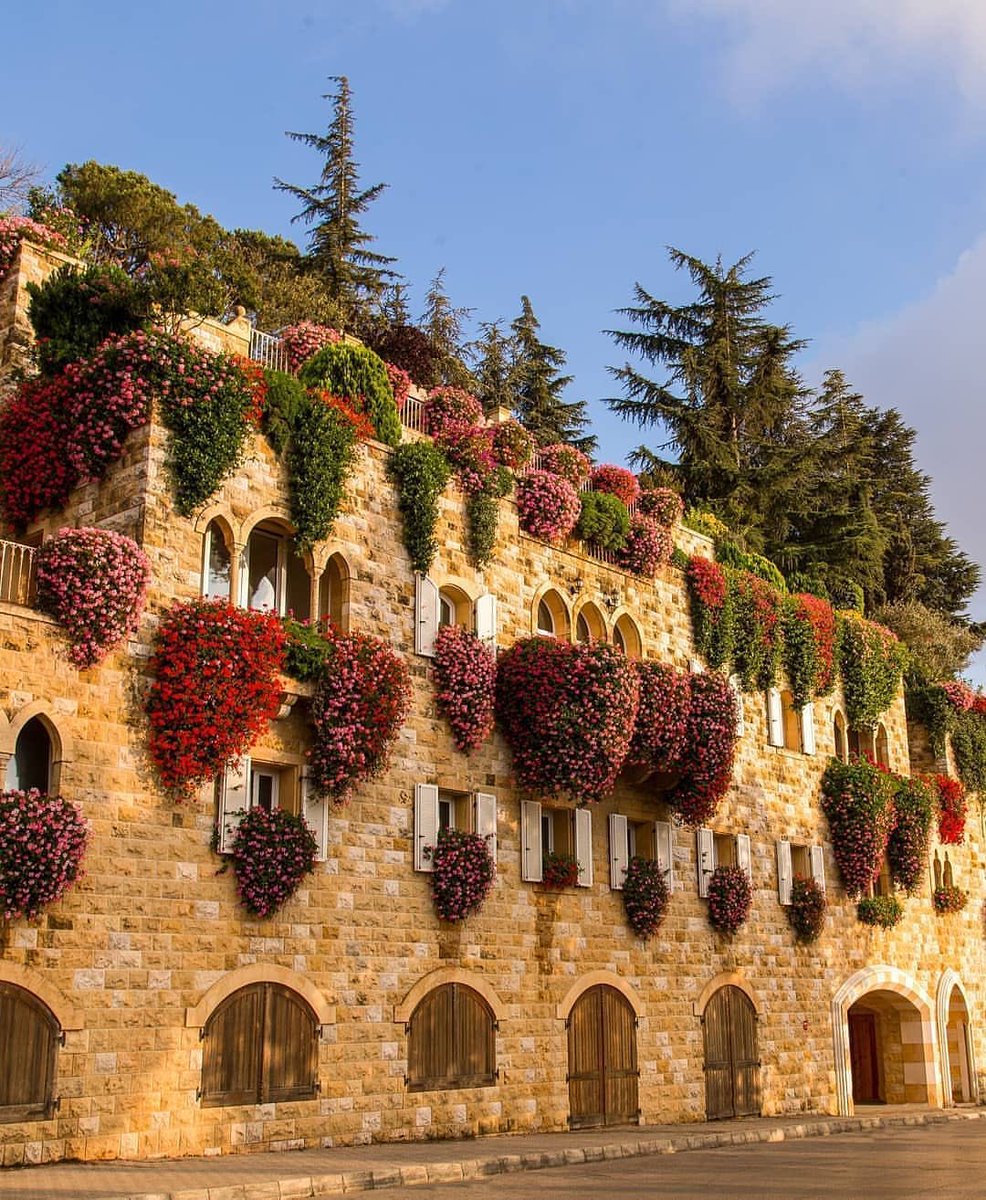 aseelswaid9's tweet photo. Lebanese architecture https://t.co/pze7EWp53j