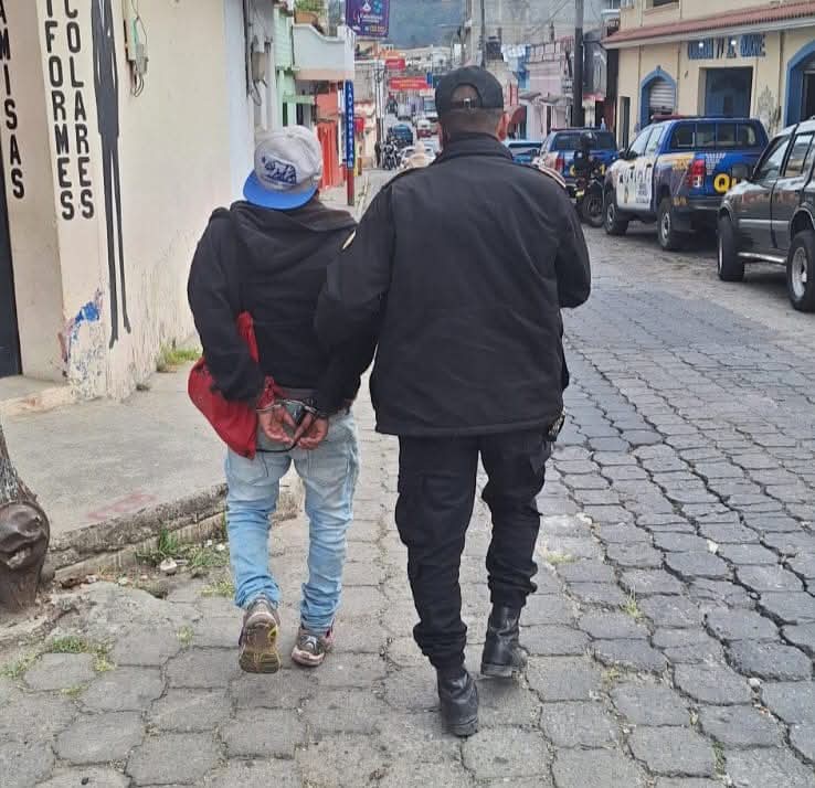 #EUQuiché En la aldea El Carmen Chitatul, Santa Cruz del Quiché, Quiché, policías de la comisaría 71 capturaron a Pablo “N”, de 27 años, sindicado de violencia contra la mujer, a requerimiento de un juzgado de la localidad, desde el 26 de marzo del presente año. #EU903