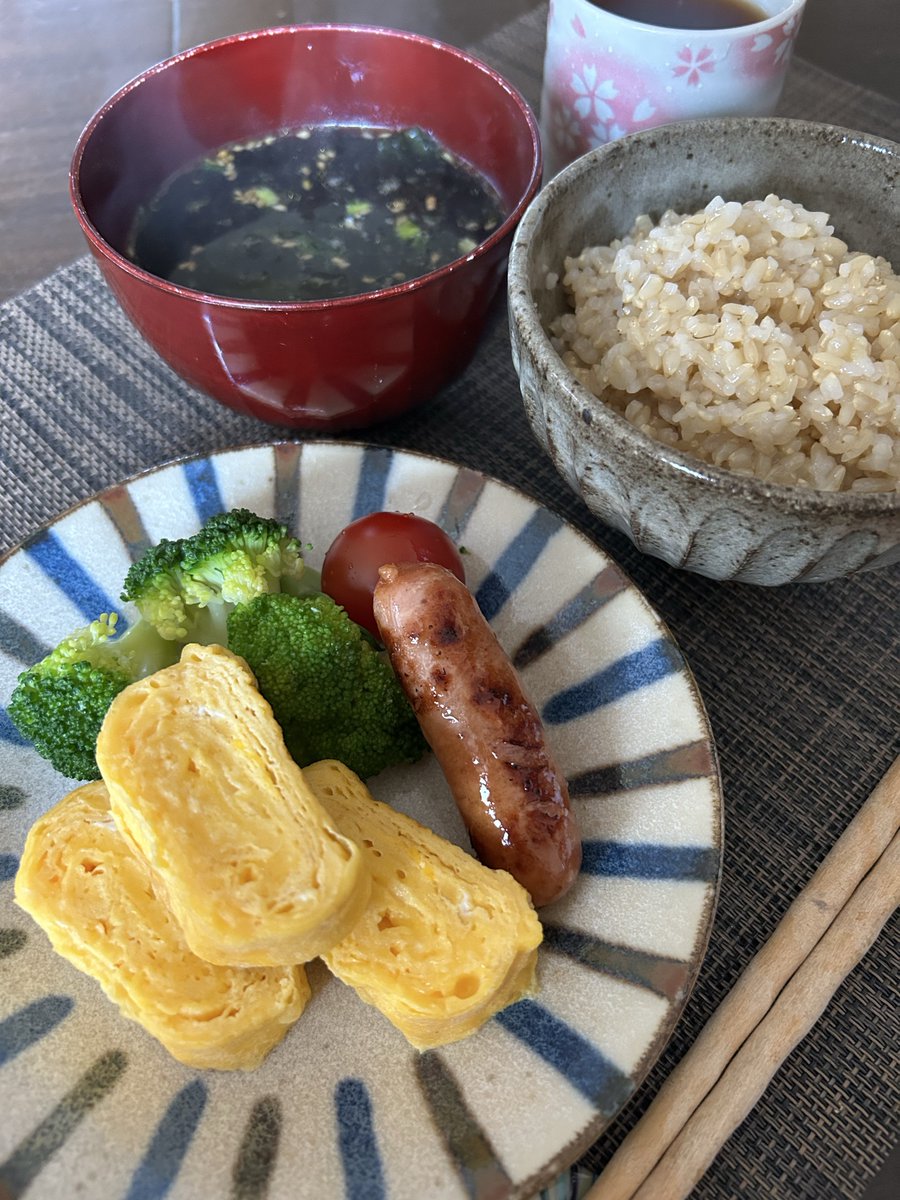 yokochin153604's tweet image. Good morning friends.

It’s a bit chilly this morning, but going to be hot during daytime.

So it’s hard to decide what to wear.

Today’s breakfast
“Tamagoyaki”
“Sausage”
“Broccoli &amp;amp; tomato”
“Wakame &amp;amp; nori soup”
“Genmai(brown rice)”

#japanesefood
#homecooking