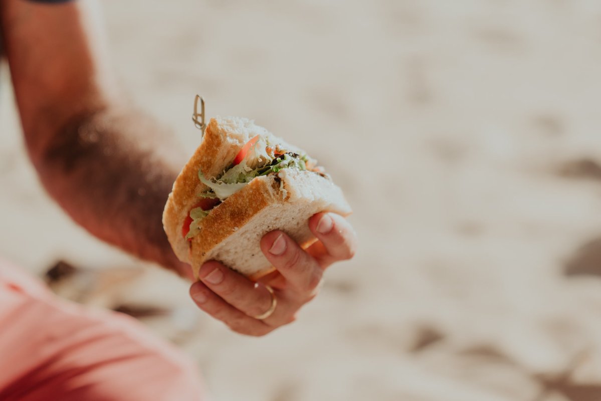 KaiKananiMaui's tweet image. Beach day upgrade: catered picnic 🧺✨

Spoon &amp;amp; Key's custom charcuterie boards and lunch spreads are next-level, and yes, they’re the local partner behind our onboard meals too!
#MauiEats #SupportLocal