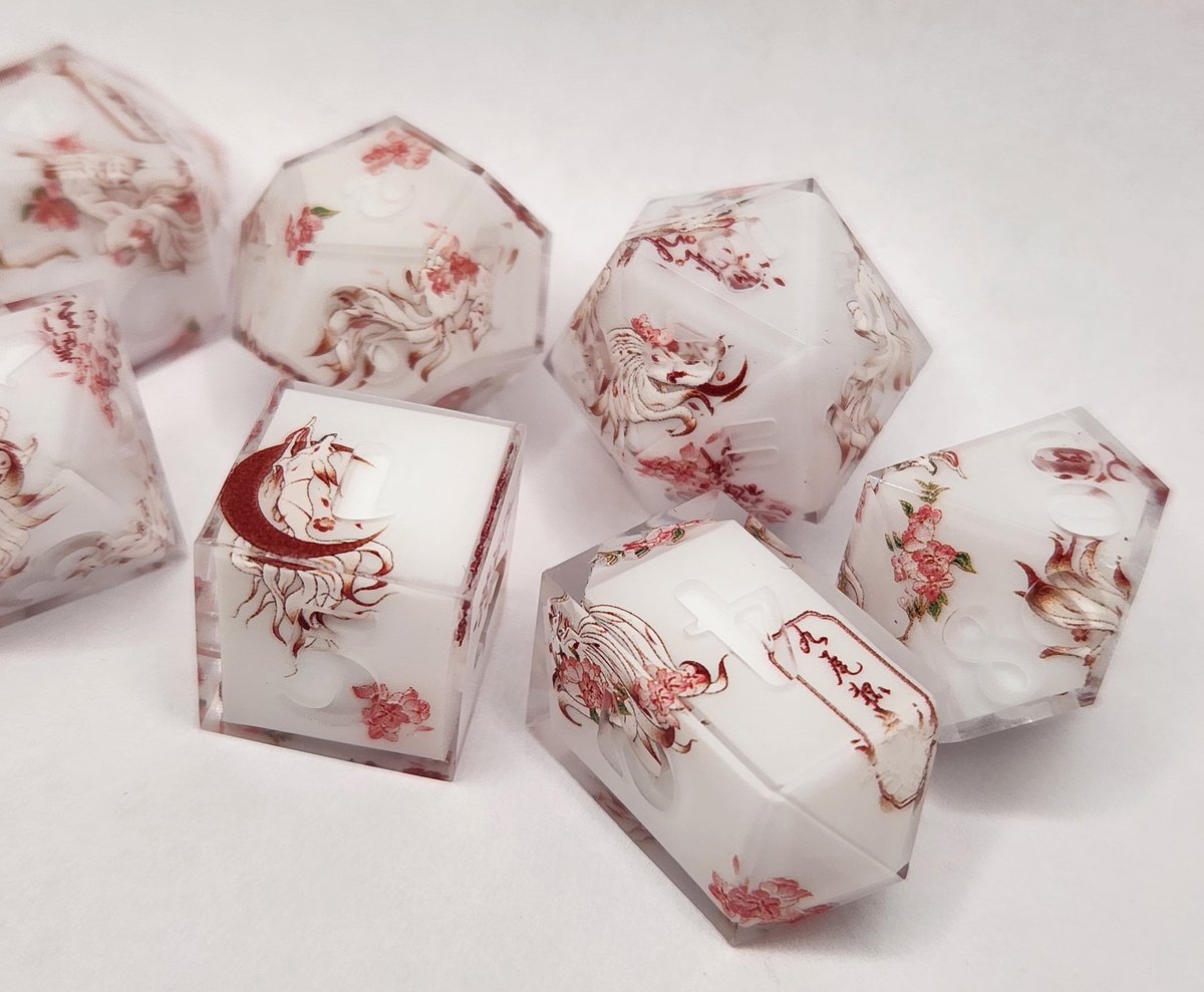 Sinnamon_Dice's tweet image. These turned out so much better than I could have hoped 🌸
#dnd #ttrpg #handmadedice #dice #dungeonsanddragons