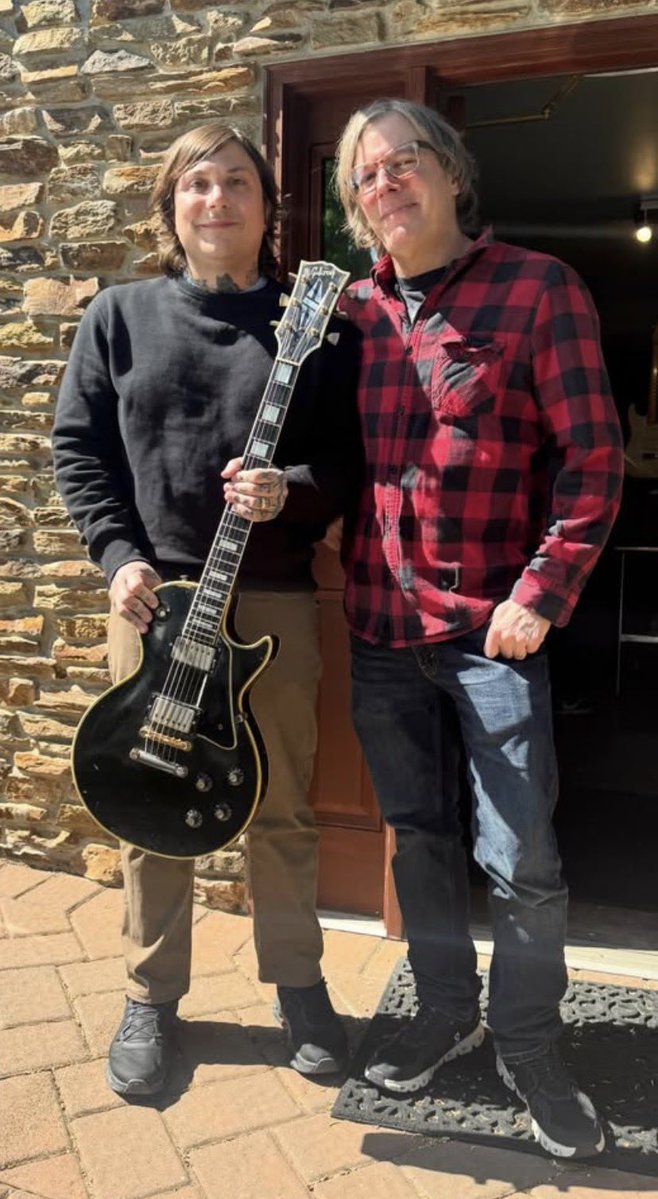 fun ghoul avistado comprando (mais) uma guitarra