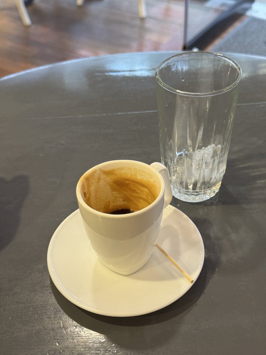 Hace 8 años no tomaba café. Luego comencé a tomar bebidas endulzadas y café, luego café con azúcar, café sin azúcar, hoy estoy tomando expresso, me gusta más antes de entrenar.