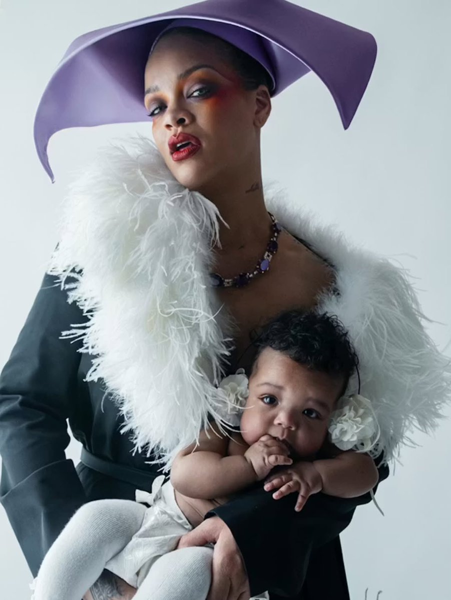 simonsaysdrip's tweet image. Rihanna appears on a cover shoot with her child, RZA Athelston Mayers.
The shoot also features a standout Chanel Haute Couture jacket.
#Rihanna #Chanel #SSD