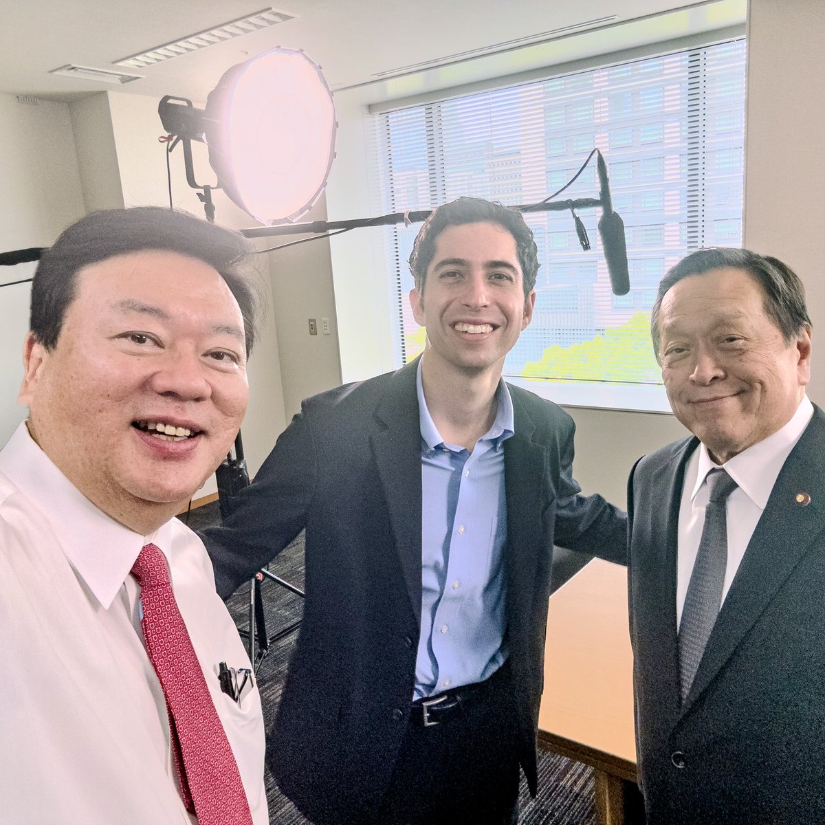 asakawayosiharu's tweet photo. ジェシーの来日取材は、まだ続いています。制作系番組としては、初のUFO議連幹部の取材になりました。公開はずっと先になると思いますが、注目される内容となると思います。

#JesseMichels  #UAP #UFO 
@AlchemyAmerican https://t.co/NvkXEt58al