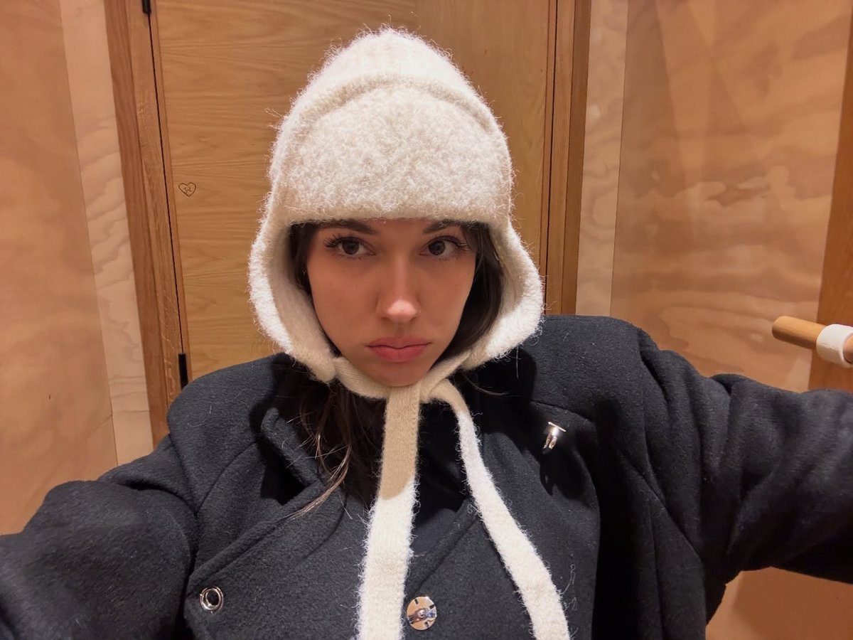 Julia6ls7's tweet image. Is this hat a "yes" or a total "YES"? I’m honestly obsessed with how cute it looks. 🧢✨ #NewLook #CuteHat #OOTD #Vibes
