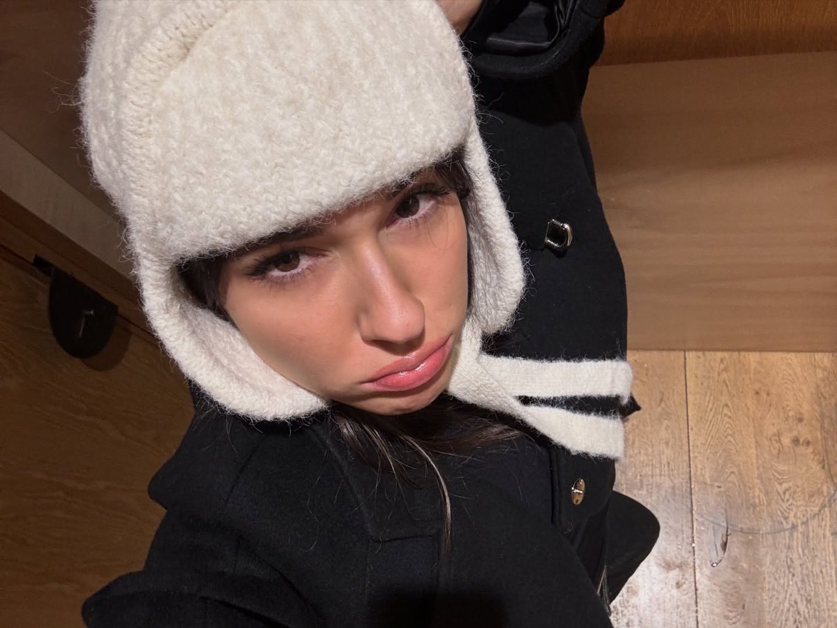 Julia6ls7's tweet image. Is this hat a "yes" or a total "YES"? I’m honestly obsessed with how cute it looks. 🧢✨ #NewLook #CuteHat #OOTD #Vibes