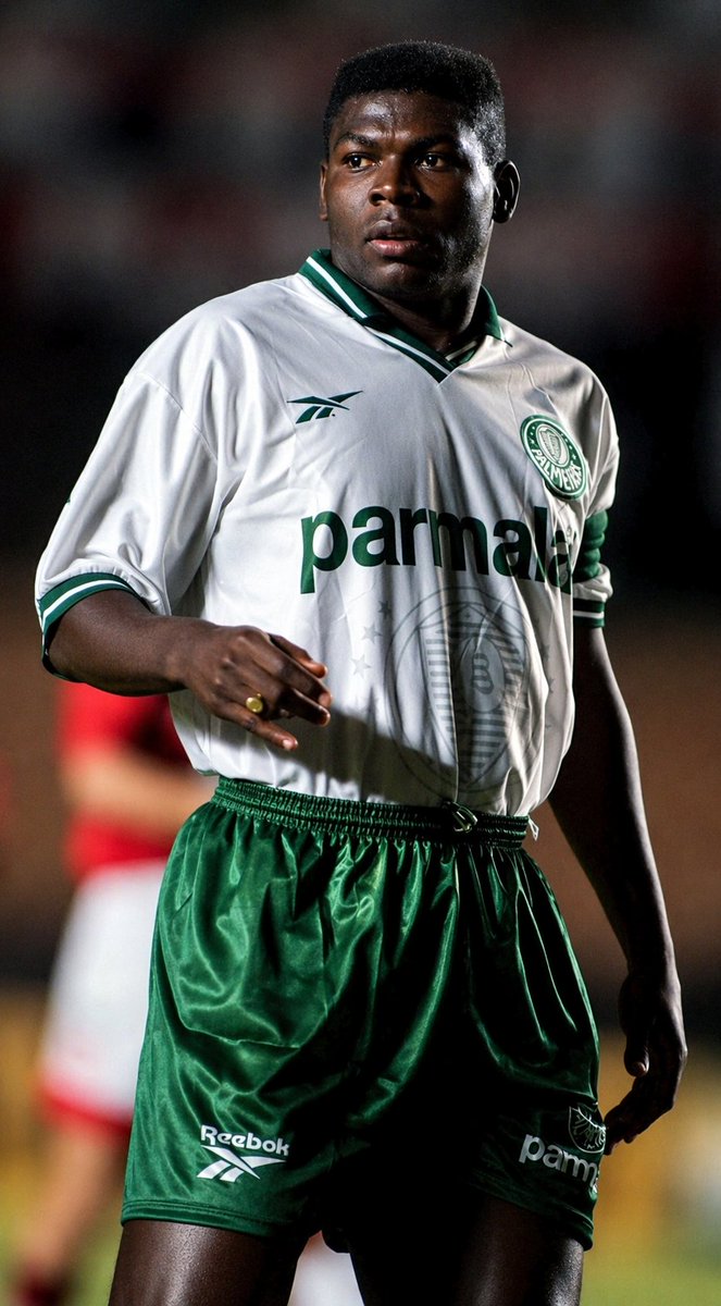 O zagueiraço Cléber !! psicopatia a serviço do Palestra, e que uniforme divino ? Imagem restaurada por mim, ajude meu Trabalho retuitando e principalmente me seguindo