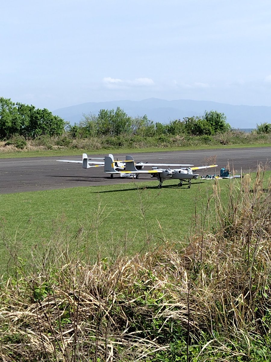 富士川滑空場。先日久々に近くを通ったので橋から場内を見ると、平日の午後なのに機体が有るので寄って見ました。トリコンの機体ではなくドローンのテストのようでした。あまり近づくとヤバそうな気配が有りましたので早々に退散させていただきました。