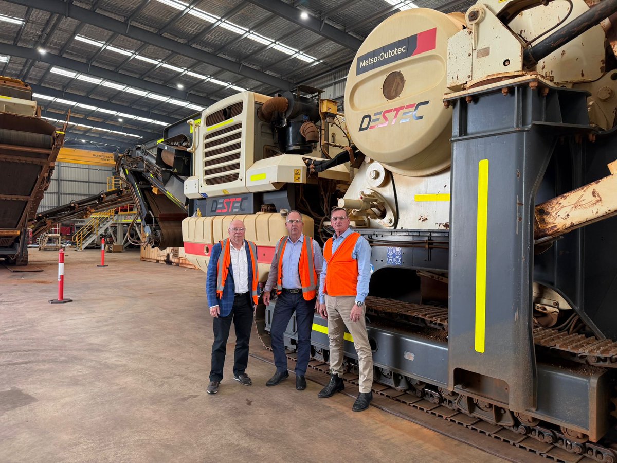 CamMcCall's tweet photo. Mining equipment being serviced before going to Lake Giles in coming weeks https://t.co/fAyi414PoB