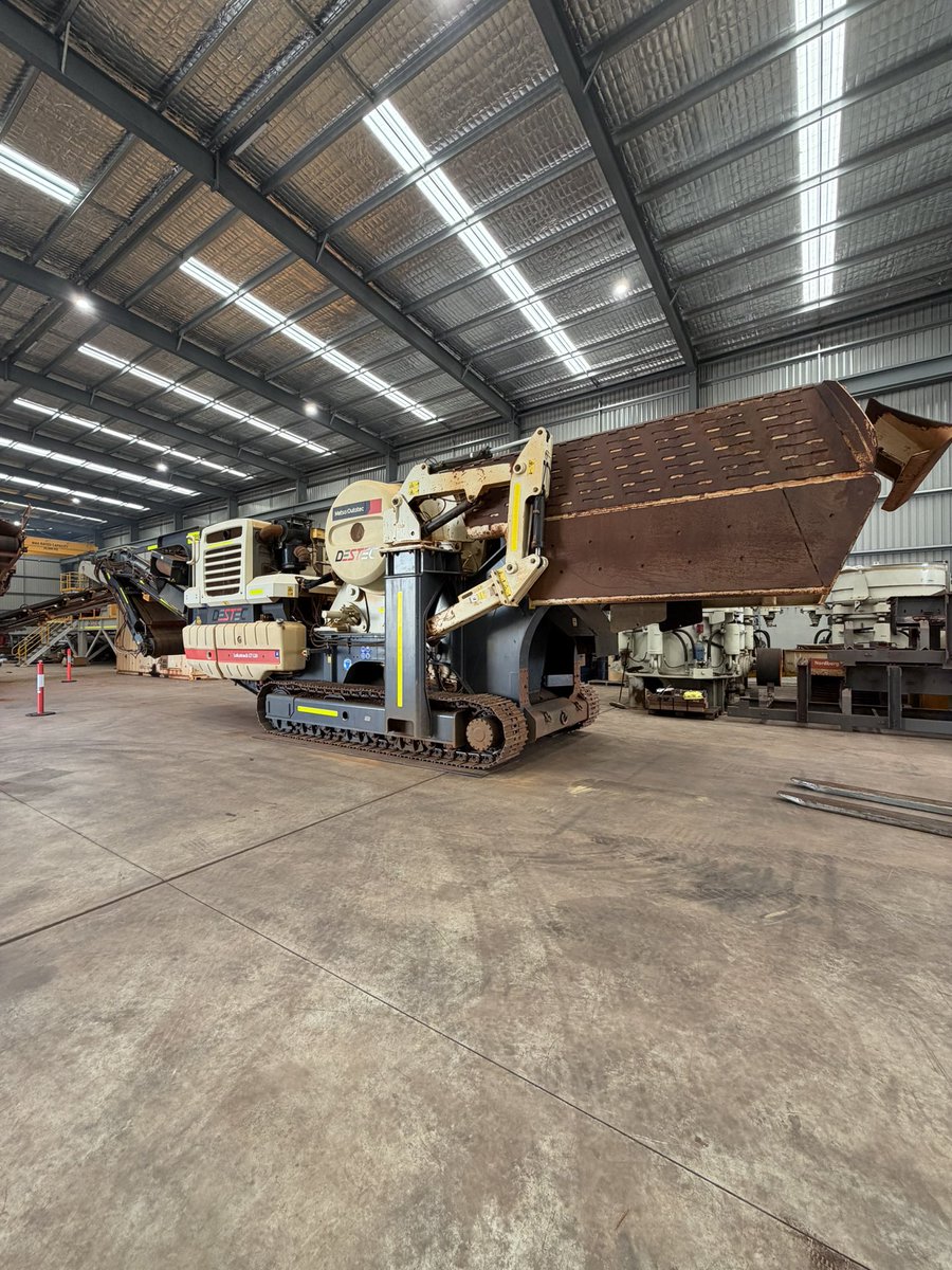 CamMcCall's tweet photo. Mining equipment being serviced before going to Lake Giles in coming weeks https://t.co/fAyi414PoB