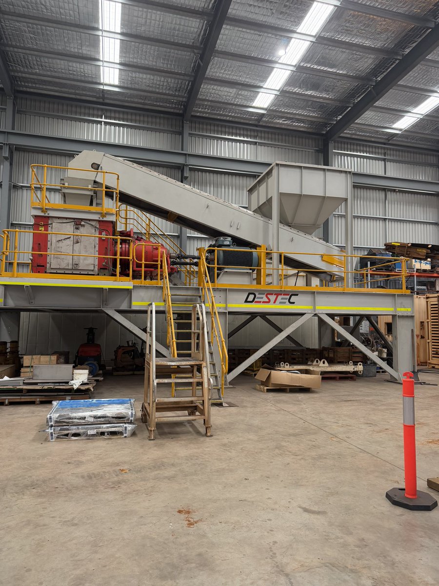 CamMcCall's tweet photo. Mining equipment being serviced before going to Lake Giles in coming weeks https://t.co/fAyi414PoB
