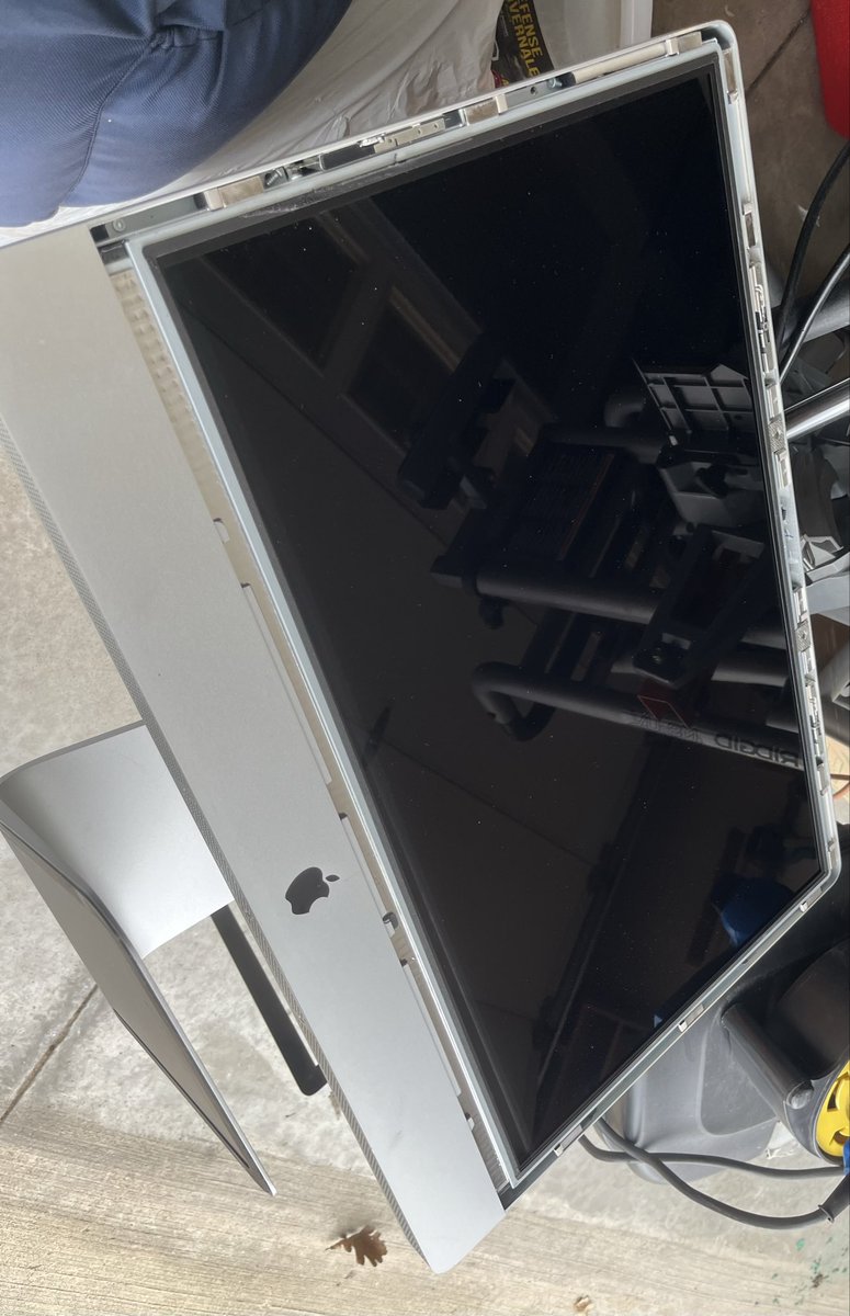 KMR_Studios's tweet image. The autopsy of my now defunct &amp;amp; out-of-date iMac.

#iMac #Apple #computer