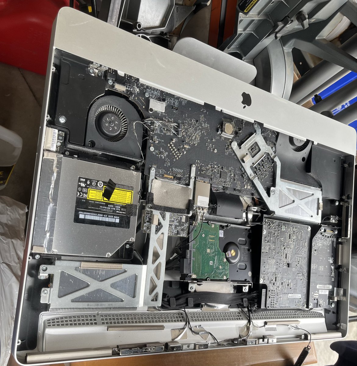 KMR_Studios's tweet image. The autopsy of my now defunct &amp;amp; out-of-date iMac.

#iMac #Apple #computer