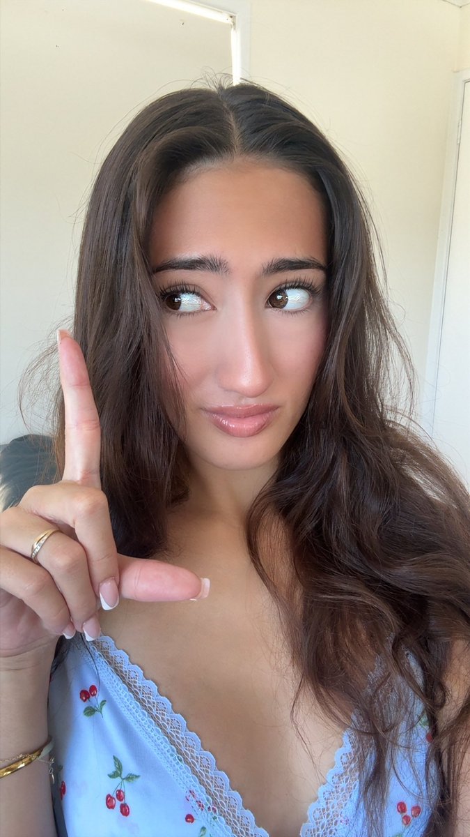 AmeliaBriarr's tweet image. My face of disgust watching you talk to urself in my DMs withOUT paying 🙄 you really think that’ll convince me? I only speak #money 💸💳💳 
Send &amp;amp; don’t speak piggy 🐷 #findom #payme