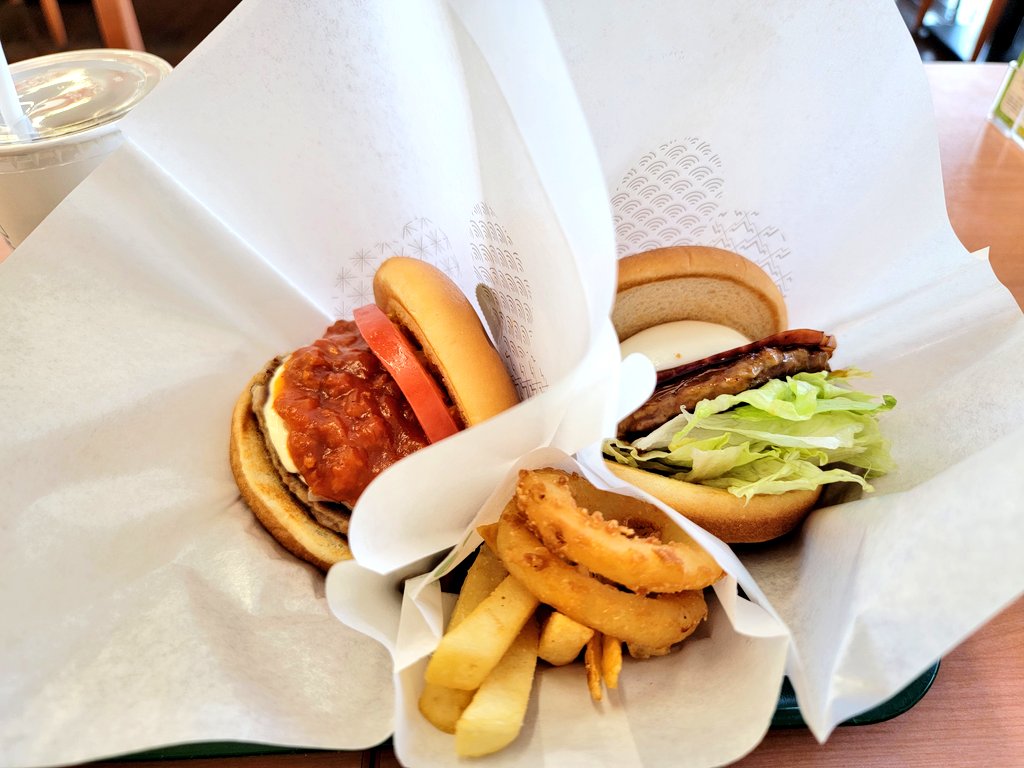 おはようございます！🙋
今日は4/22で水曜日、天気は晴れですね！

昨日もそうでしたが、黄砂がかなり凄いみたい💦
マスクなどはした方が良いかも🥺

日中は暑いですが、深夜と早朝はまだ涼しい…
窓空けて寝ると風邪も引きやすいので注意ですぞ！

さぁ今日もお仕事頑張ろう！🔥