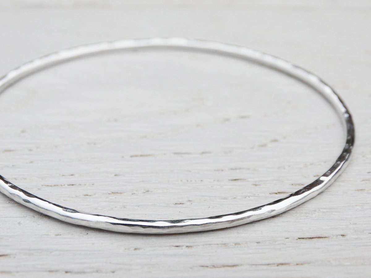 AolSpecial's tweet image. You'll adore this proper #SterlingSilverBangles beauty. Hand-forged with a gorgeous hammered texture, it gleams polished or soft. Rock it solo or build up your ideal #StackingStyle. A timeless piece of #HandcraftedJewellery. aolspecial.com/Hammered-Silve…
