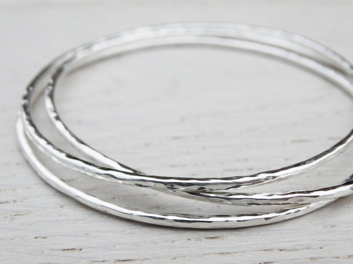 AolSpecial's tweet image. You'll adore this proper #SterlingSilverBangles beauty. Hand-forged with a gorgeous hammered texture, it gleams polished or soft. Rock it solo or build up your ideal #StackingStyle. A timeless piece of #HandcraftedJewellery. aolspecial.com/Hammered-Silve…