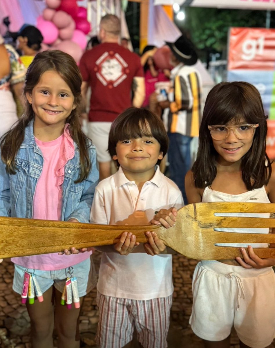 🚨COBERTURA QG EXCLUSIVA 🚨🚨

Mini MILENERS  🍴

As crianças que a tia Milena cuidava já estão chegando na festa em Teófilo Otoni. 😍😍

#MilenaCampeã #BBB26

<a href="/tiamilenabbb/">Tia Milena 🍴</a>