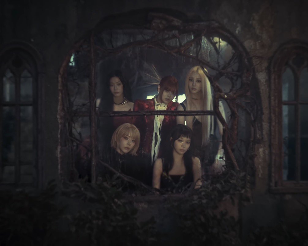 lpopchartmaster's tweet photo. #LE_SSERAFIM explains the scenes and storyline in their "CELEBRATION" MV, out this Friday 1PM KST/0AM ET:

— "In the teaser, LE SSERAFIM and the monster are cross-edited to attract attention. As the five members appear with a huge door, they form an overwhelming atmosphere from the beginning, and different visual changes such as eyebrow piercing and green eye makeup are arranged together, leaving a strong impression.

Music stimulates excitement by having an intense beat from the beginning. The rhythm of the 'Time To Celebrate' segment sung by the members is inserted into the video, conveying a bright energy reminiscent of the party and revealing the chorus point that remains in the ear in advance.

In the performance section, the choreography that combines headbanging and forward movement was presented as the centre. The five members shake their heads vigorously and move forward, and the movements fit like a knife, creating a scene that makes a strong impression even in the teaser.

In the screen composition, the movement of the members and the monster is in contrast. LE SSERAFIM appears in a crowd and dancing, while the monster is depicted as a scene running away across the desert and snowfield. At the end of the video, there is a moment when the monster faces LE SSERAFIM on the stage, leaving a curious question about how the relationship between the two beings will continue in the main part."

https://t.co/PGBwKoEXrZ