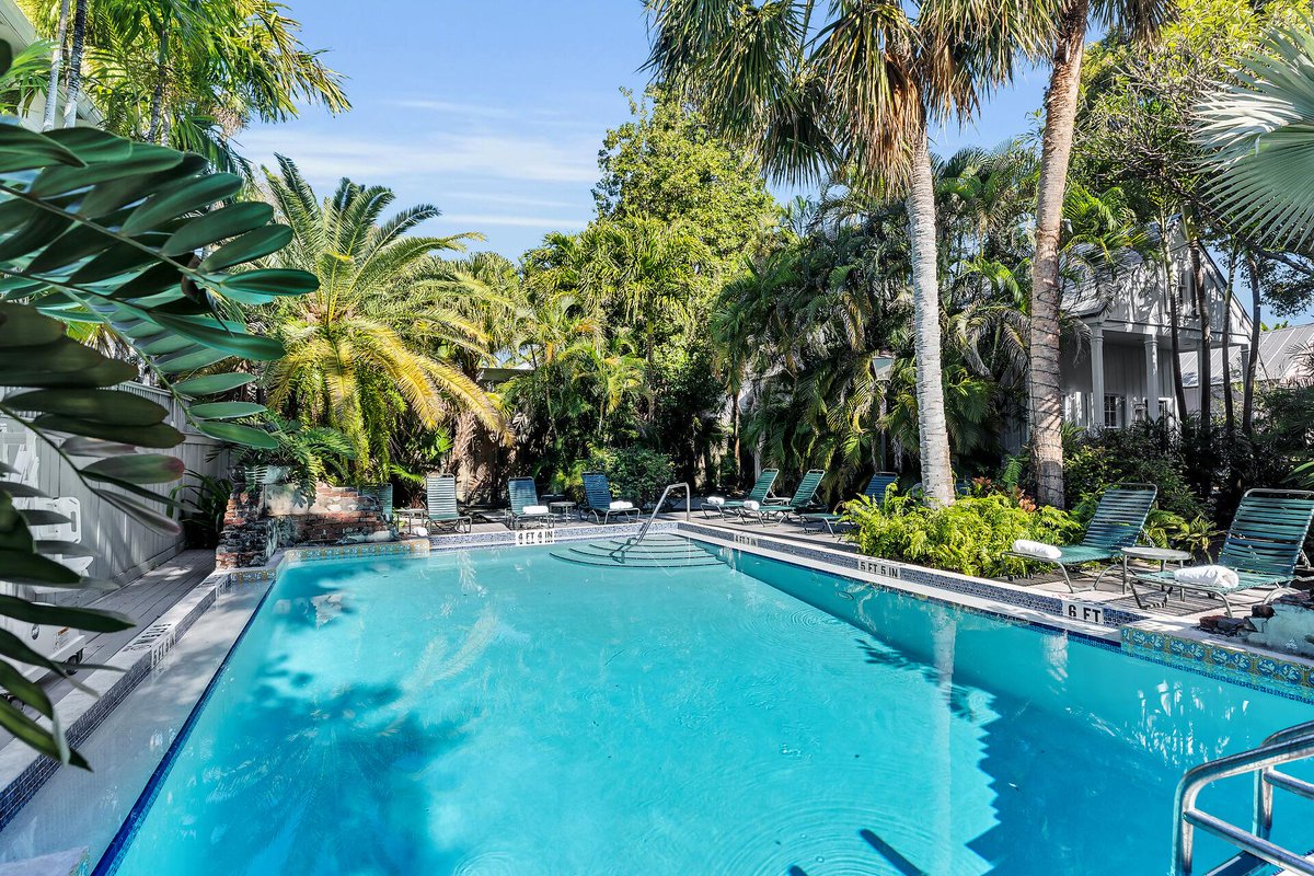 HistoricR53187's tweet image. Ready to shake off the ordinary &amp;amp; find your island rhythm? Look no further than Flamingo Cottage, where swaying palms and vibrant tropical landscapes set the tone for a rejuvenating escape. 🌴️historickeywestvacationrentals.com/vacation-renta…

#KeyWest #IslandRhythm #Flamingo #CouplesCottage #AdultsOnly