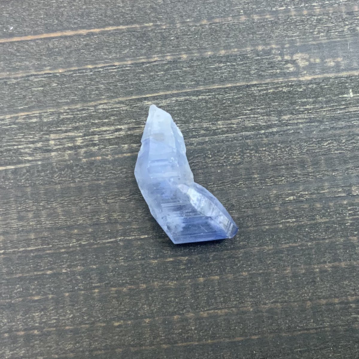 GemsWqh's tweet photo. スリランカからの新着ストーン✨

サファイア結晶

シルキー感のある柔らかなブルーが魅力的です❣️
ピンクカラー、濃いブルーのピースも😍

石ふしぎ大発見展にて展示いたします✨
ぜひ遊びに来てくださいね😊

石ふしぎ大発見展
4月25日~27日
大阪天満橋・OMMビル
第6展示場 ブースNo. 288-289 https://t.co/1OXAFxZ9xg