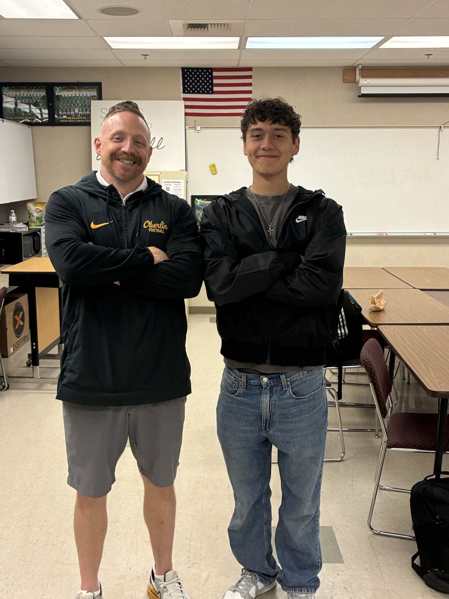 ThomasSanc15107's tweet photo. Enjoyed getting to see @CoachBenHammer at school today! Had a great talk and got to learn some more about Oberlin College. https://t.co/MeGquEcDRb