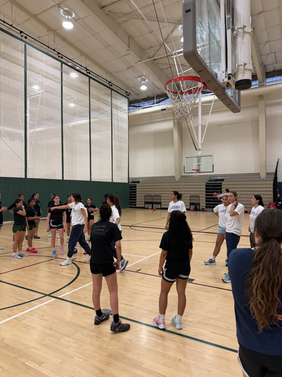 CSUMBwbb's tweet photo. Always a good time when we have the opportunity to serve our community! 🦦🌊🩵

#MakeWavesMB #BeHer https://t.co/whGYsV33Cf