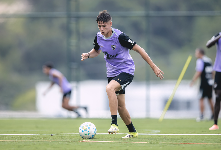 Ivan Román está insatisfeito com a falta de oportunidades e por não ser relacionado nos últimos jogos, mesmo quando teve bom desempenho. 

Seu staff já avalia uma saída. Há críticas à gestão do elenco por priorizar jogadores experientes, apesar de falhas.

🗞️ <a href="/canaldofrossard/">Guilherme Frossard</a>