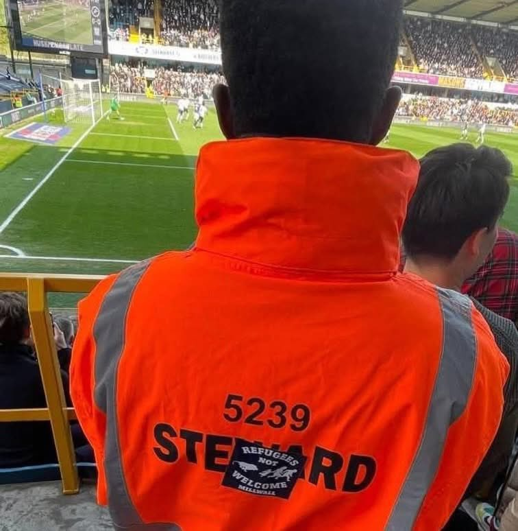 ultras_antifaa's tweet image. #England — Far-right Millwall FC supporters placed a racist sticker on a stadium worker.